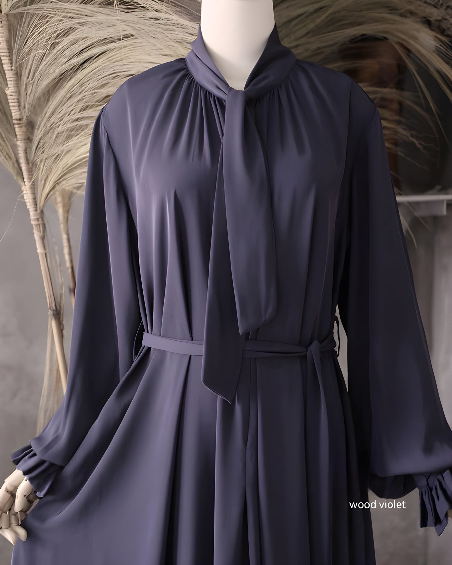 The detail of Abaya Nourah Series in Wood Violet color.