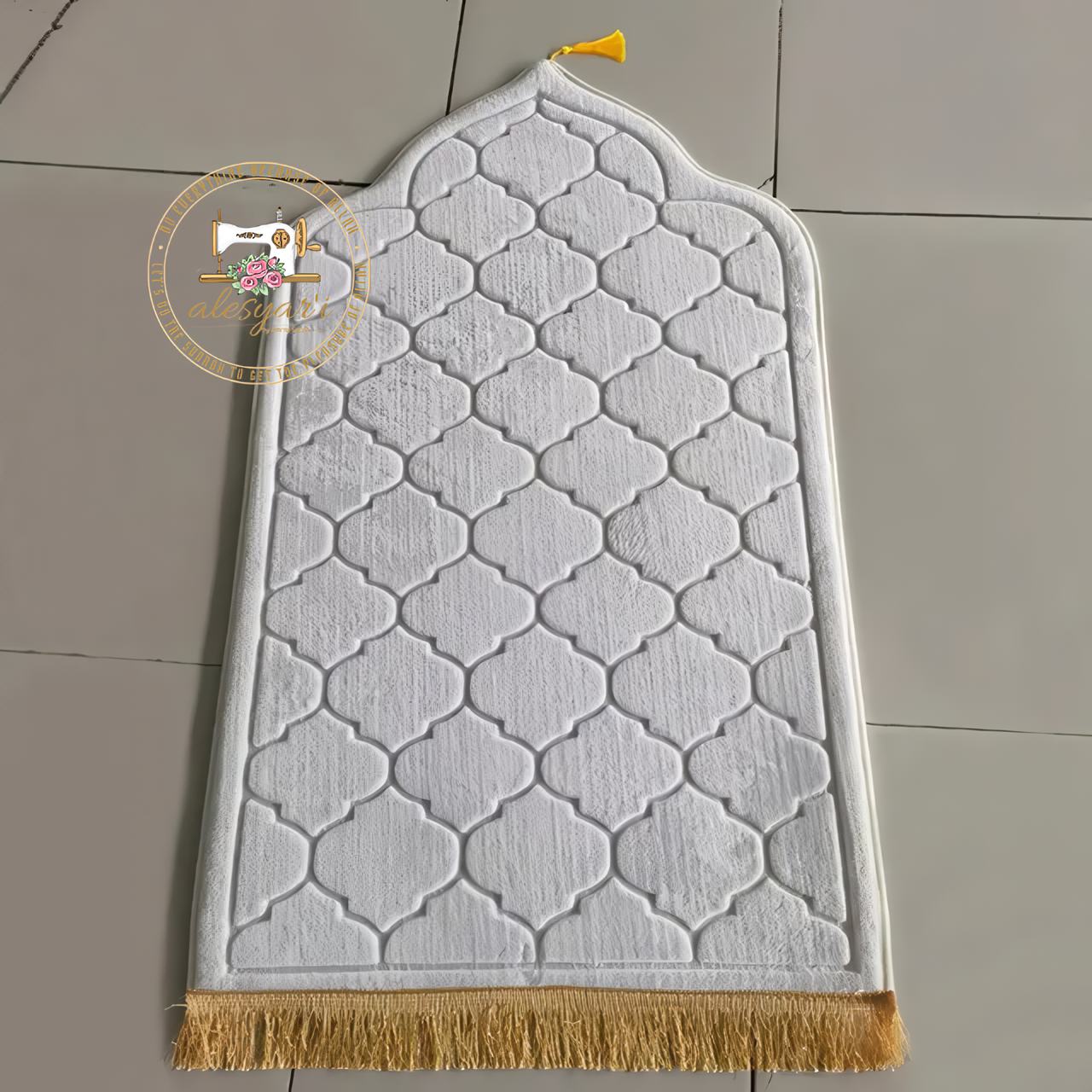 Alesyari Shop I Embossed Flannel Prayer Mat: Soft, Non-Slip, and Portable Worship Blanket for Ramadan Gift