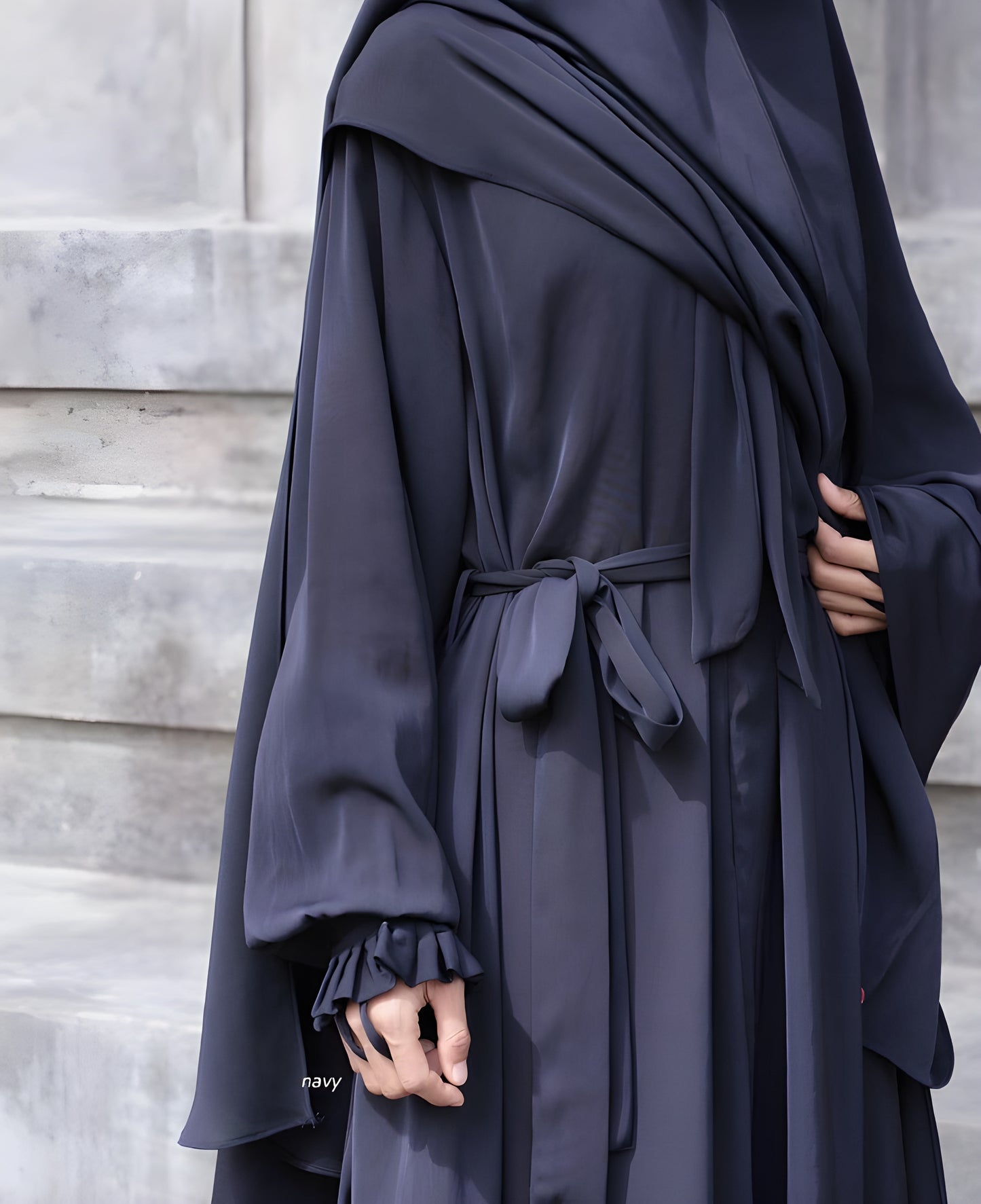 Detail of the waist strap on the Abaya Noura Series in Navy color.