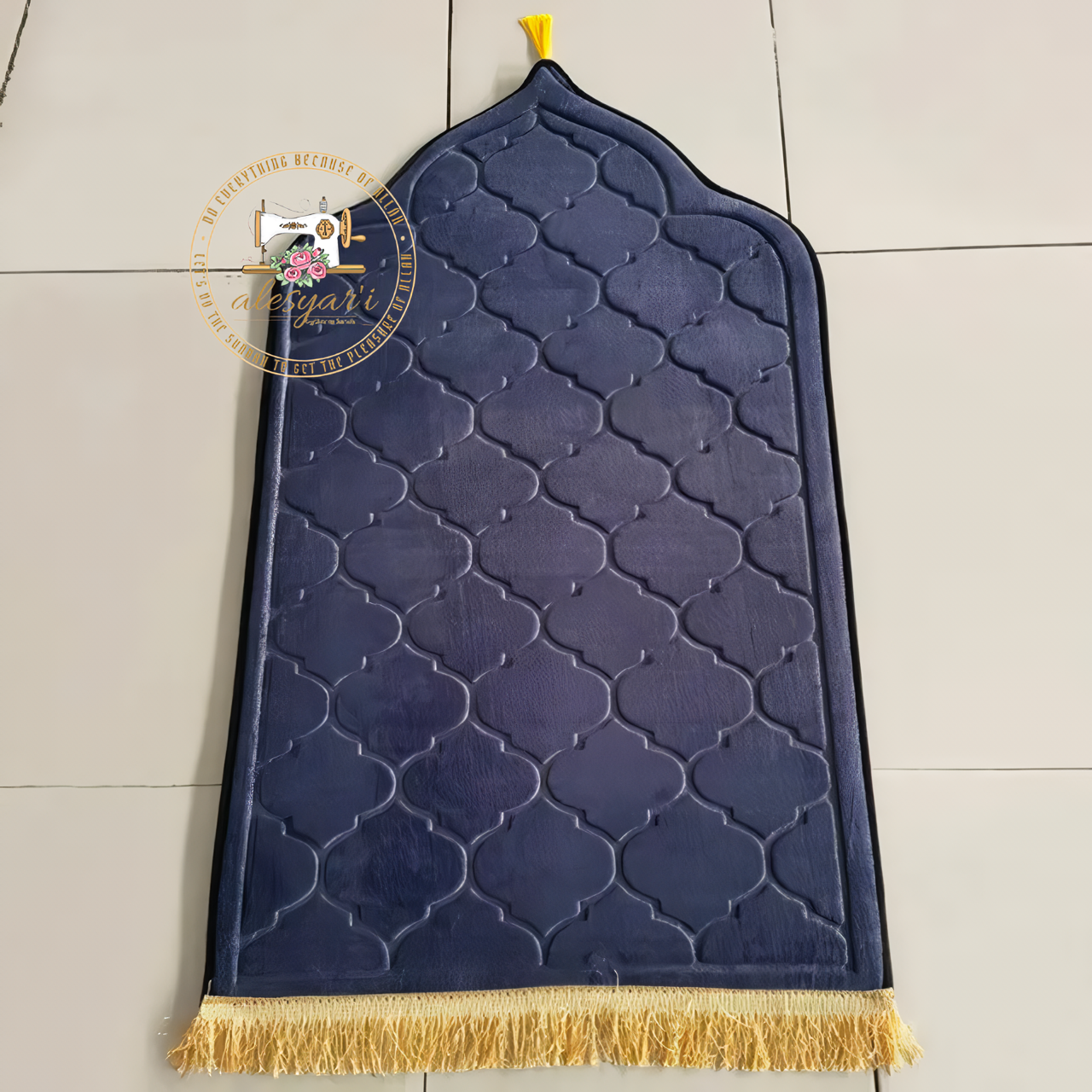 Alesyari Shop I Embossed Flannel Prayer Mat: Soft, Non-Slip, and Portable Worship Blanket for Ramadan Gift