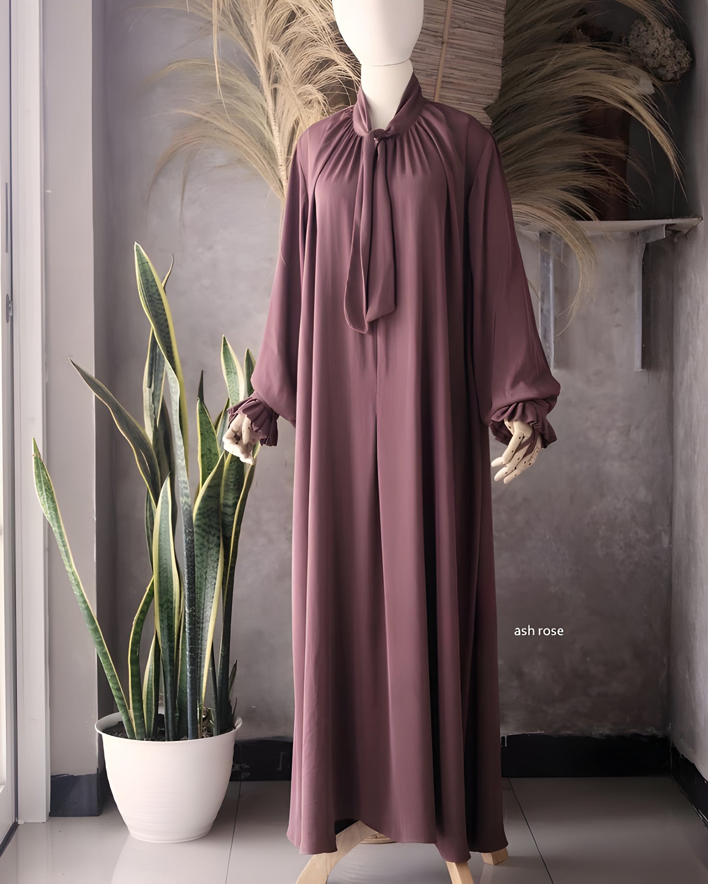 The detail of Abaya Nourah Series in Ash Rose color.