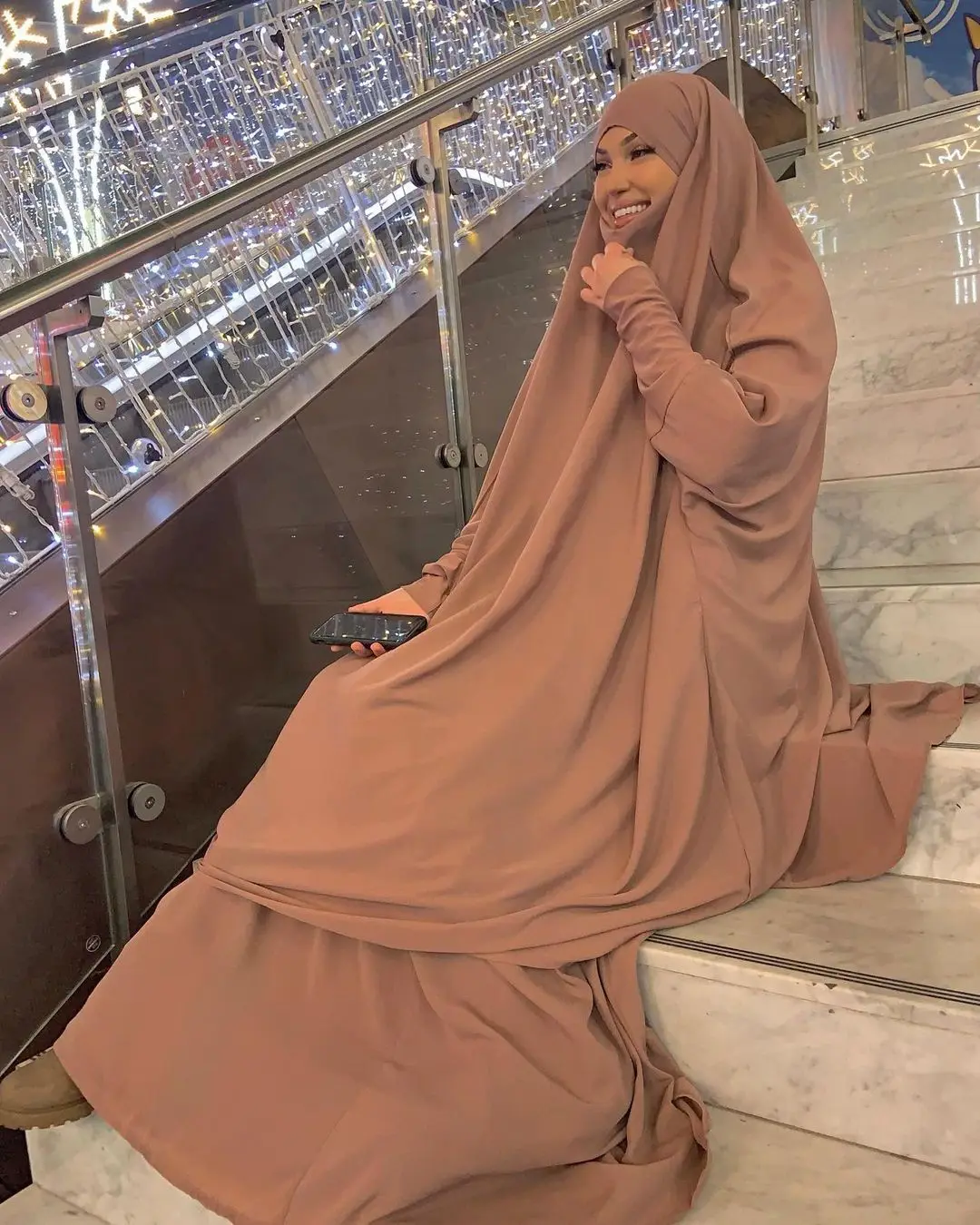 Alesyari Shop I Collection of Muslim women's hijab skirts suitable for Islamic prayers, as well as a set of long abaya skirts and khimar for Ramadan.