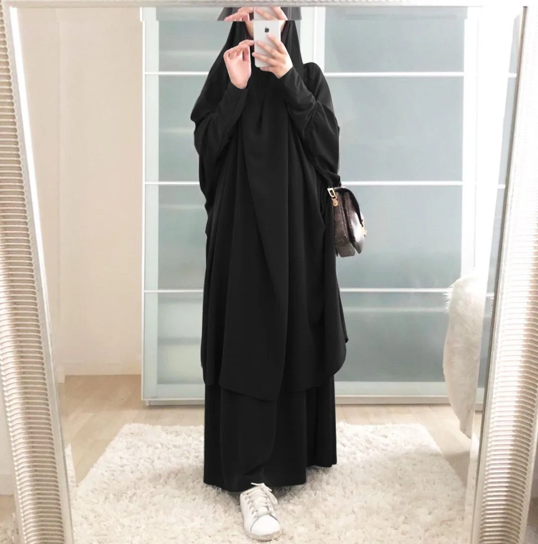 Alesyari Shop I Collection of Muslim women's hijab skirts suitable for Islamic prayers, as well as a set of long abaya skirts and khimar for Ramadan.