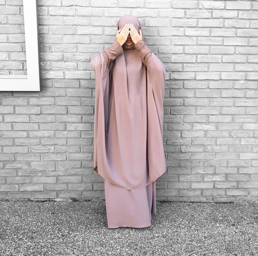 Alesyari Shop I Collection of Muslim women's hijab skirts suitable for Islamic prayers, as well as a set of long abaya skirts and khimar for Ramadan.