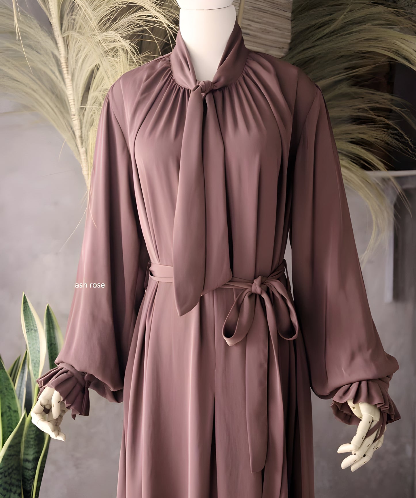 The detail of Abaya Nourah Series in Ash Rose color.