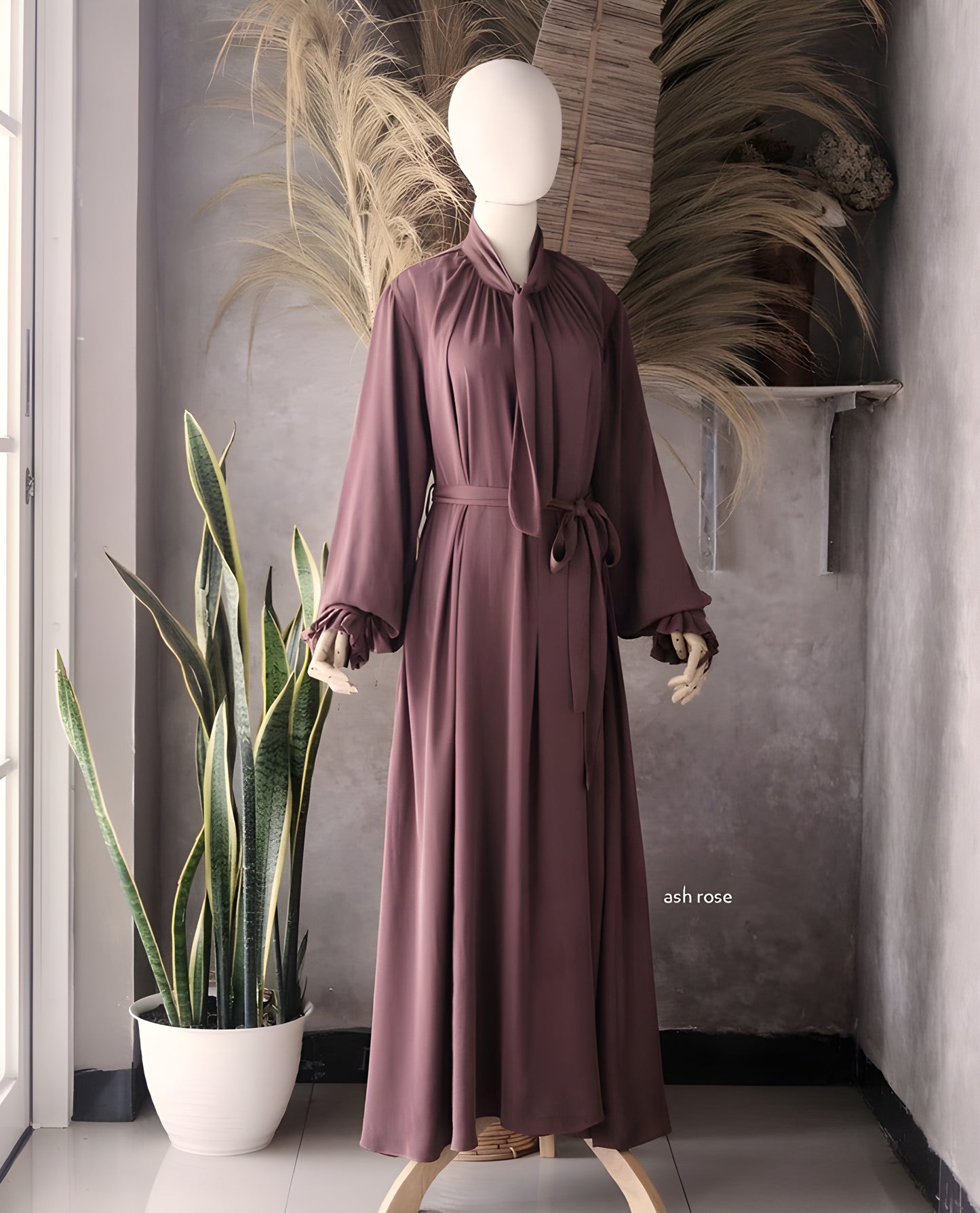 The detail of Abaya Nourah Series in Ash Rose color.