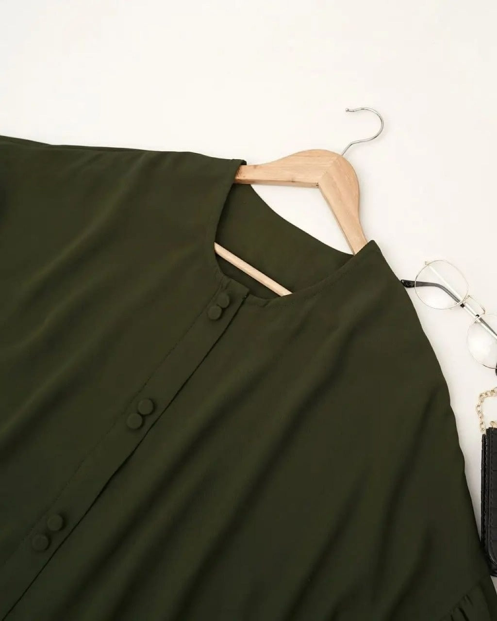 Die-stitched wrap button detail from chest to mid abaya in Abaya Marzi